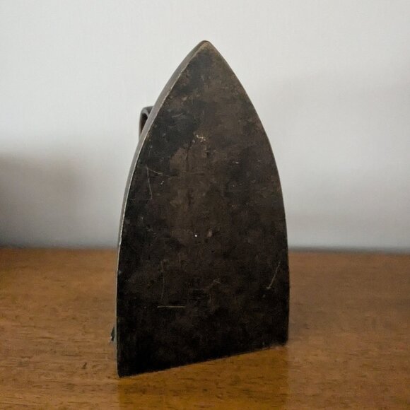 Vintage Mrs Potts Style Sad Iron with Detachable Handle - Vintage Rustic Decor - Picture 4 of 5